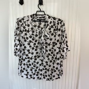 Short sleeve, floral print blouse. With Tie neck.